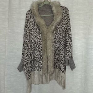 Elegant Gray Leopard Print Poncho with Faux Fur Trim